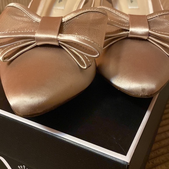 Nina size 9 champagne satin pumps bow heels wedding bridal shoes kitten heel - Picture 10 of 10
